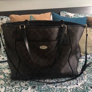 Gorgeous Coach large Peyton Signature Bag!
